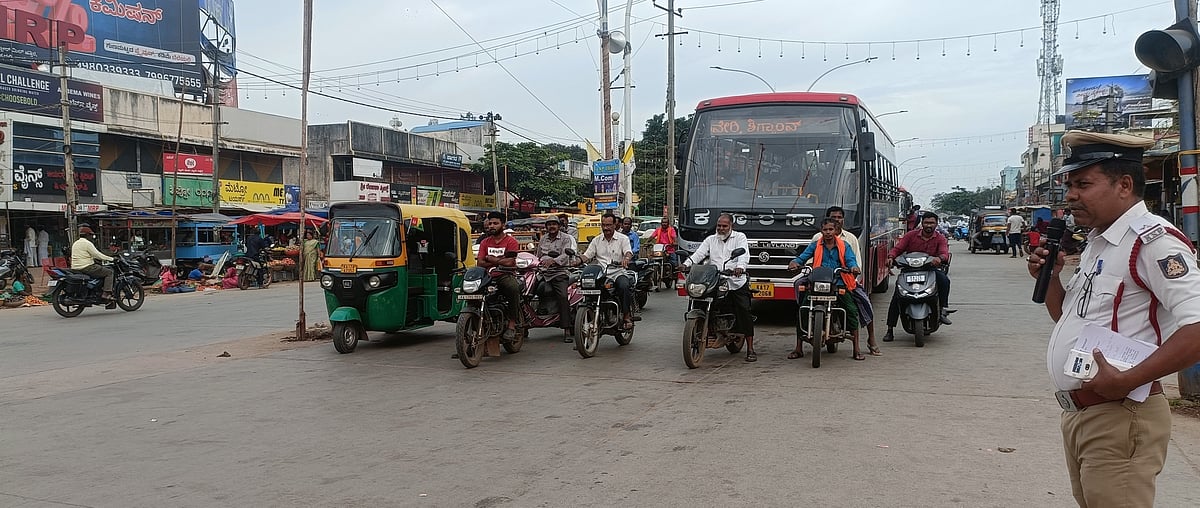 ಹರಿಹರ | ಸಂಚಾರ ದಟ್ಟಣೆ ನಿಯಂತ್ರಣಕ್ಕೆ ಮೈಕ್‌, ಧ್ವನಿವರ್ಧಕ