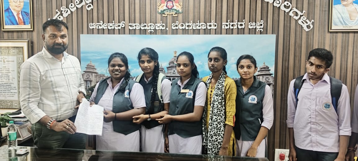 ಉಪನ್ಯಾಸಕರ ನೇಮಕಕ್ಕೆ ಆಗ್ರಹಿಸಿ ಆನೇಕಲ್‌ ಗೋಪಾಲರಾಜು ಪ್ರಥಮ ದರ್ಜೆ ಕಾಲೇಜು ವಿದ್ಯಾರ್ಥಿಗಳು ತಹಶೀಲ್ದಾರ್‌ ಶಶಿಧರ್‌ ಮಾಡ್ಯಾಳ್‌ ಅವರಿಗೆ ಮನವಿ ಸಲ್ಲಿಸಿದರು