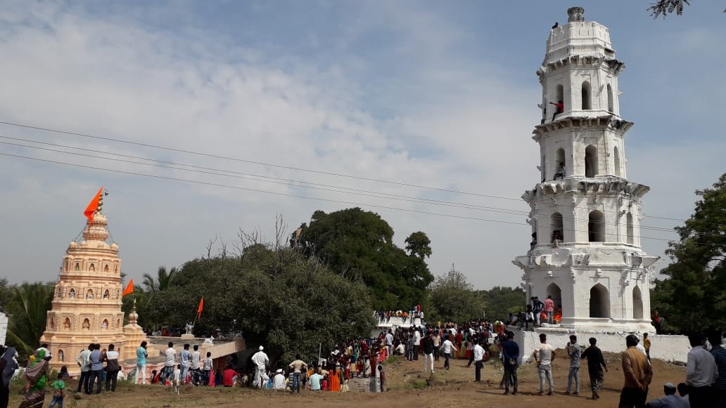 ದೇವರಹಿಪ್ಪರಗಿ ಮಲ್ಲಯ್ಯ ದೇವಸ್ಥಾನದ ಆವರಣದಲ್ಲಿ ಗಮನ ಸೆಳೆಯುವ ಮಹಲಗಂಬ ಹಾಗೂ ಜಾತ್ರೆಯಂದು ಸೇರಿದ ಜನಸಮೂಹ.