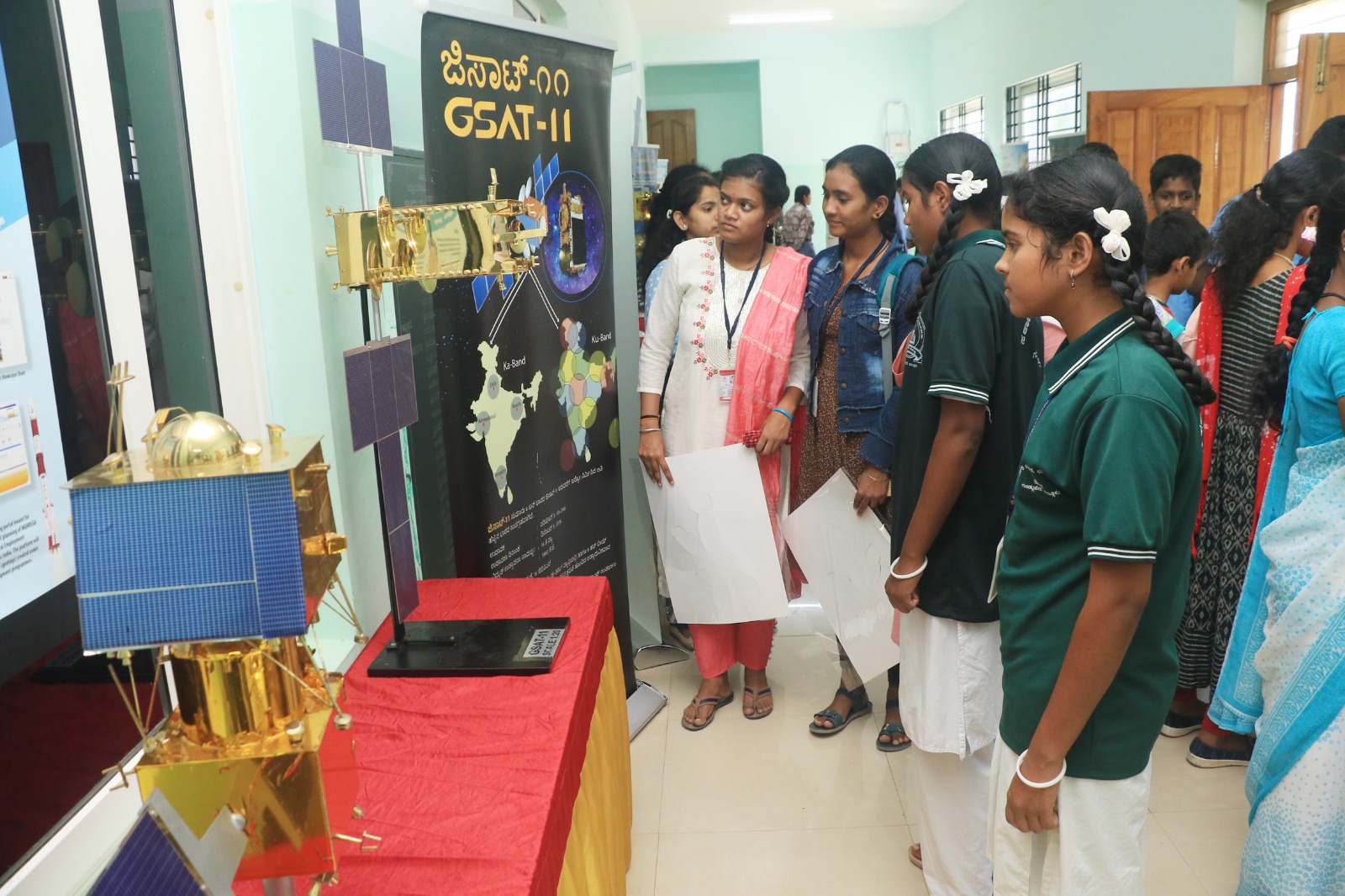 ವಿಶ್ವ ಬಾಹ್ಯಾಕಾಶ ಸಪ್ತಾಹದ ಅಂಗವಾಗಿ ಹಮ್ಮಿಕೊಂಡಿದ್ದ ಪ್ರದರ್ಶನದಲ್ಲಿ ಉಪಗ್ರಹಗಳ ಮಾದರಿಗಳನ್ನು ವೀಕ್ಷಿಸುತ್ತಿರುವ ವಿದ್ಯಾರ್ಥಿನಿಯರು