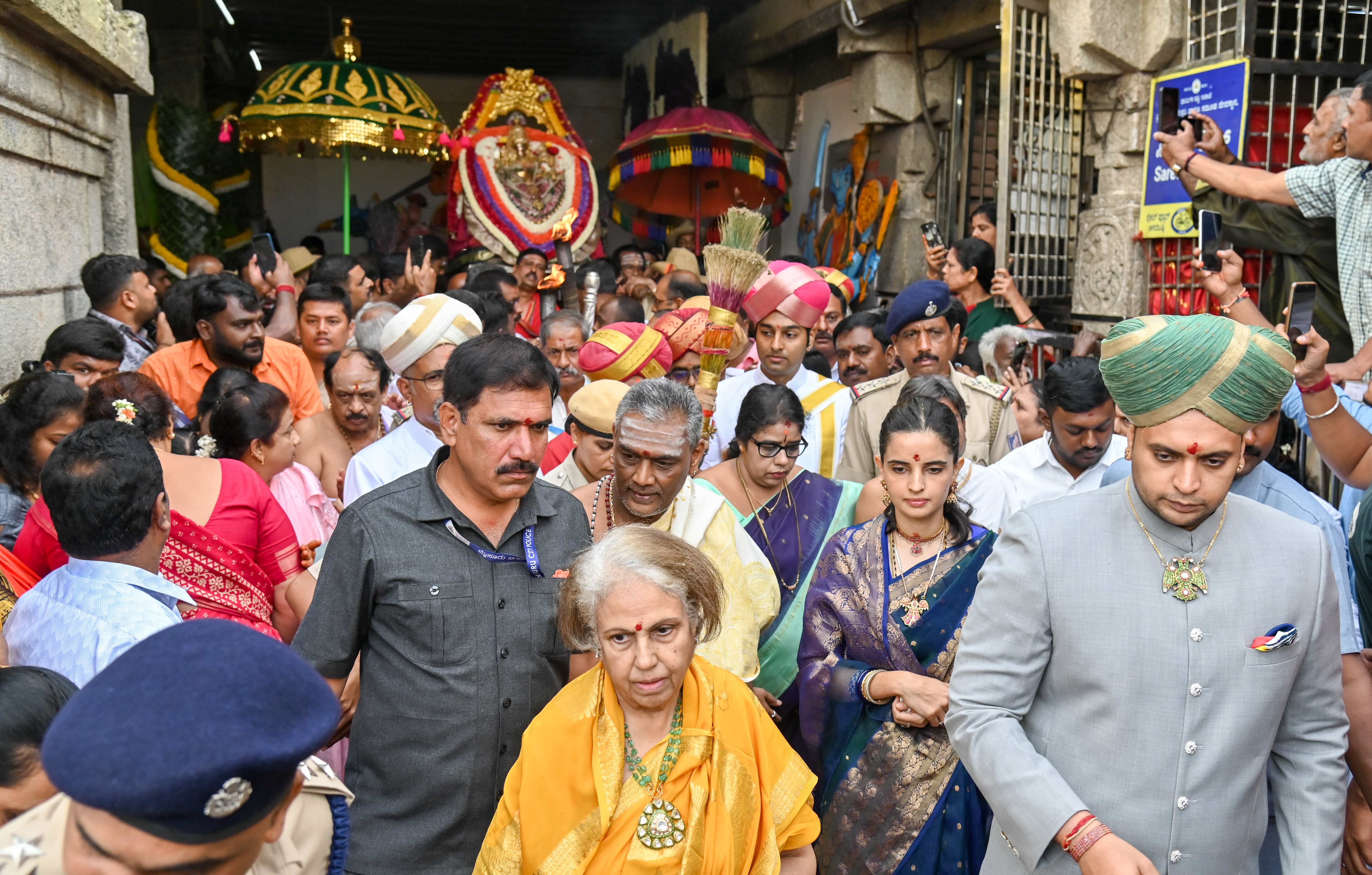 ರಥೋತ್ಸವಕ್ಕಾಗಿ ಉತ್ಸವಮೂರ್ತಿಯನ್ನು ದೇವಾಲಯದಿಂದ ಹೊರ ತಂದ ಸನ್ನಿವೇಶ