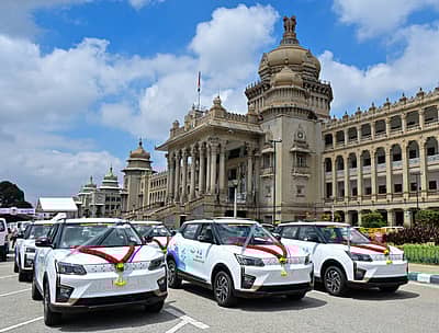 ಪರಿಸರ ಸ್ನೇಹಿ ವಾಹನಗಳಿಗೆ ಮುಖ್ಯಮಂತ್ರಿ ಸಿದ್ದರಾಮಯ್ಯ ಅವರು ಇಂದು (ಸೋಮವಾರ) ವಿಧಾನಸೌಧದ ಮುಂಭಾಗದಲ್ಲಿ ಚಾಲನೆ ನೀಡಿದರು.