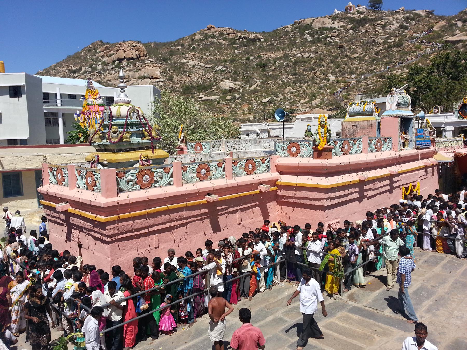 ತಲಕಾಯಲಬೆಟ್ಟದ ದೇವಸ್ಥಾನ ಮತ್ತು ಬೆಟ್ಟದ ನೋಟ
