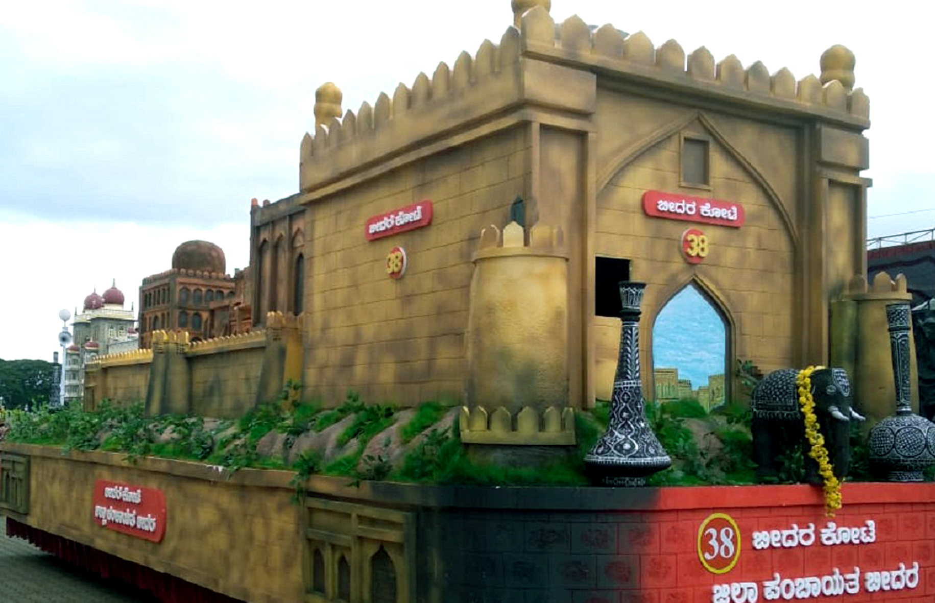 ಮೈಸೂರು ದಸರಾ ಮೆರವಣಿಗೆಯಲ್ಲಿ ಪಾಲ್ಗೊಂಡಿದ್ದ ಬೀದರ್ ಕೋಟೆಯ ಸ್ತಬ್ಧಚಿತ್ರ