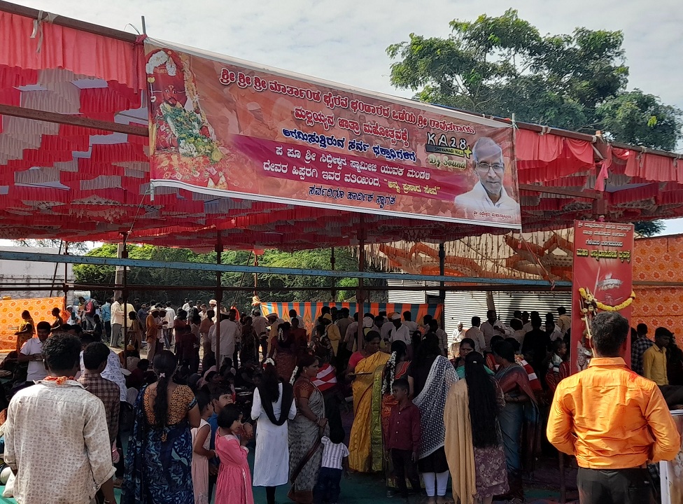ರಾವುತರಾಯ ಮಲ್ಲಯ್ಯ ಜಾತ್ರೆಯ ಅಂಗವಾಗಿ ಭಕ್ತರಿಗೆ ಅನ್ನಪ್ರಸಾದ ವ್ಯವಸ್ಥೆ ಜರುಗುತ್ತಿರುವುದು.