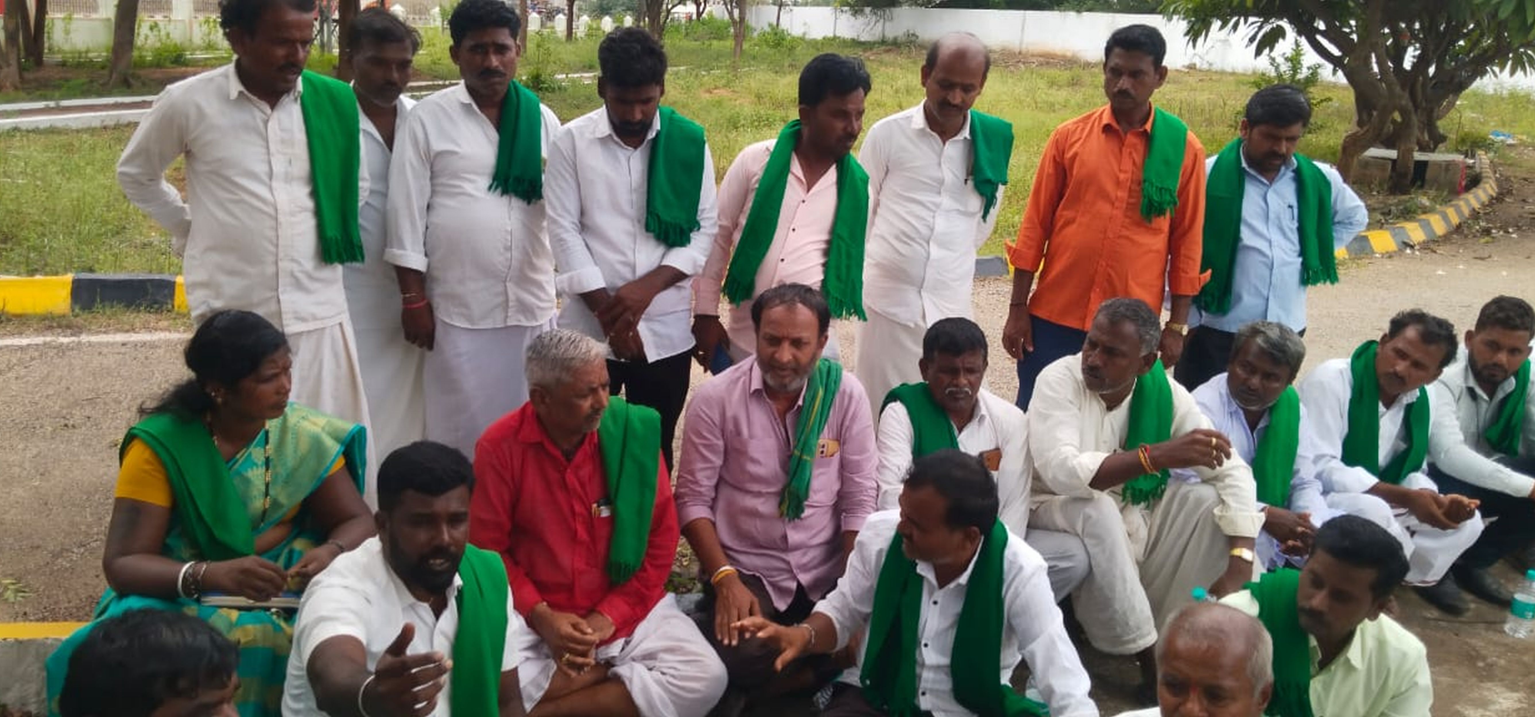 ಕೊಪ್ಪಳದಲ್ಲಿ ಹಸಿರು ಸೇನೆ ಸಂಘಟನೆಯವರು ಪ್ರತಿಭಟನೆ ನಡೆಸಿದರು