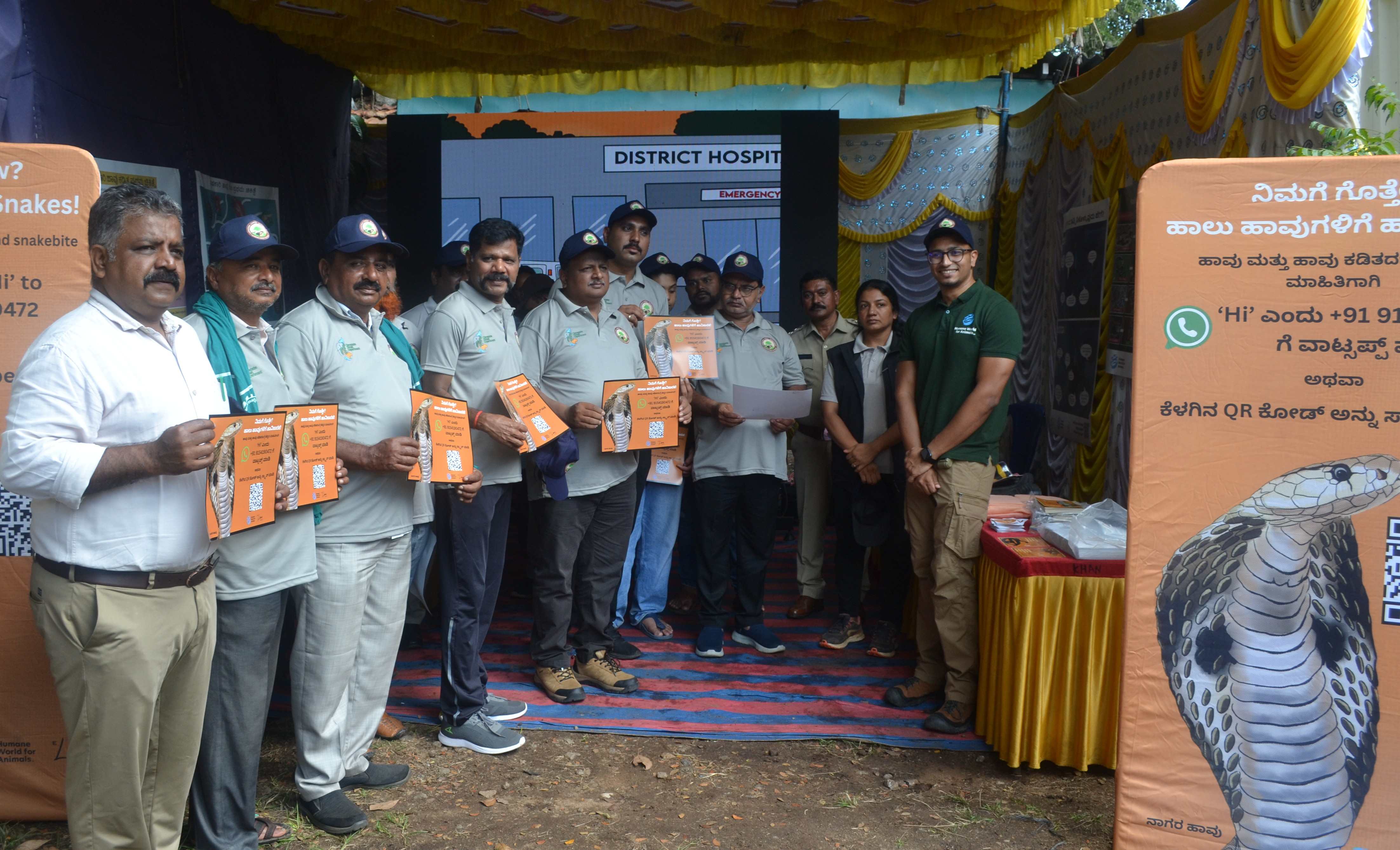 ಹುಣಸೂರು ನಗರದ ಪ್ರಾದೇಶಿಕ ಅರಣ್ಯ ಇಲಾಖೆ ಕಚೇರಿ ಆವರಣದಲ್ಲಿ ಆಯೋಜಿಸಿದ್ದ ವಸ್ತುಪ್ರದರ್ಶನದಲ್ಲಿ ಹಾವು ಕಡಿತಕ್ಕೆ ಕೈಗೊಳ್ಳಬಹುದಾದ ಮುಂಜಾಗ್ರತಾ ಕ್ರಮ ಹಾಗೂ ಹಾವು ಸಂರಕ್ಷಣೆ ಕುರಿತ ಮಾಹಿತಿ ಕೈಪಿಡಿ ಬಿಡುಗಡೆ ಮಾಡಲಾಯಿತು