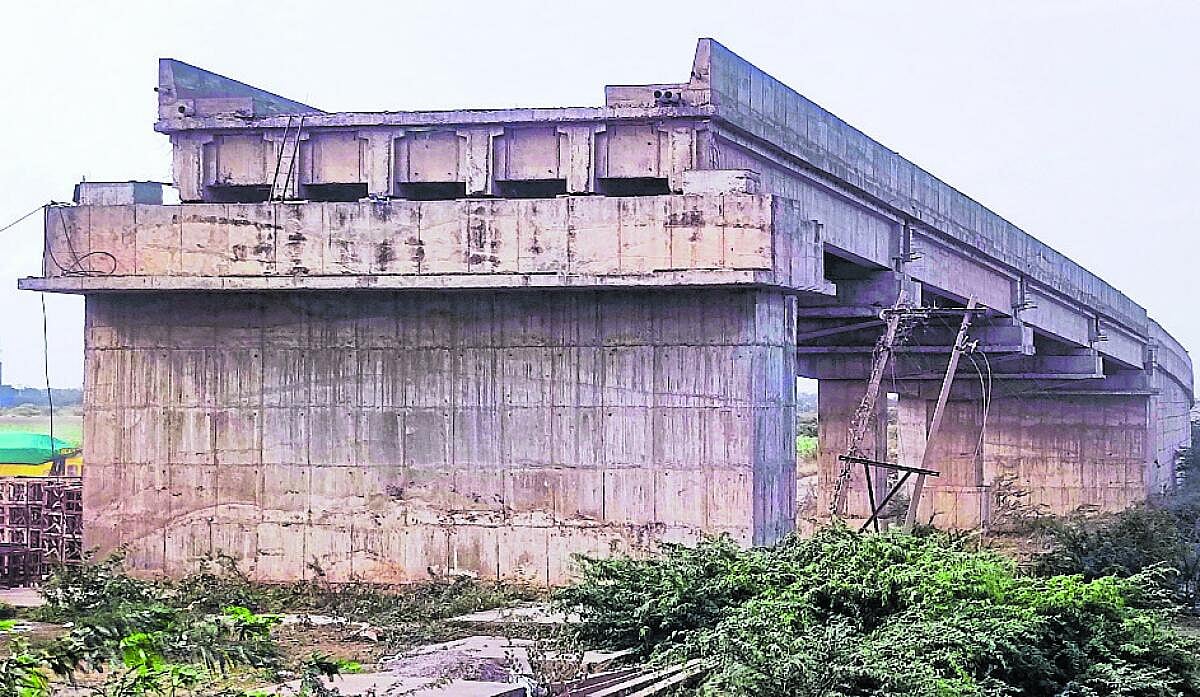 ಮಂದಗತಿಯಲ್ಲಿ ಕುಡುತಿನಿ ರೈಲ್ವೆ ಸೇತುವೆ ಕಾಮಗಾರಿ: ಜನರ ಆಕ್ರೋಶ 