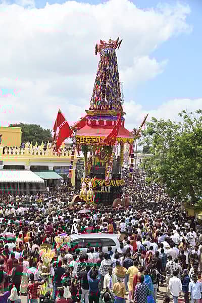ಚಾಮುಂಡೇಶ್ವರಿಗೆ ಜಯವಾಗಲಿ... ಎಂಬ ಘೋಷಣೆ, ವಾದ್ಯಗೋಷ್ಠಿಗಳ ನಾದ, ಸಿಡಿಮದ್ದಿನ ಸದ್ದು, ಕಲಾ ತಂಡಗಳ ಪ್ರದರ್ಶನ ರಥೋತ್ಸವದ ರಂಗನ್ನು ಹೆಚ್ಚಿಸಿತು.