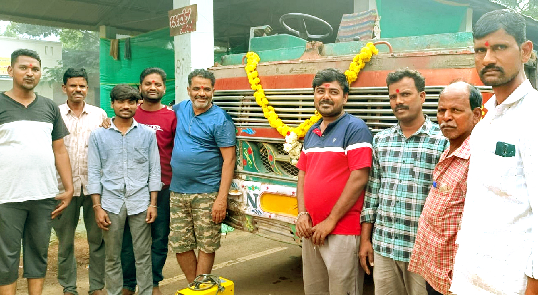 ಮೈಸೂರು ದಸರಾ ಮೆರವಣಿಗೆಯಲ್ಲಿನ ಬೀದರ್ ಕೋಟೆಯ ಸ್ತಬ್ಧಚಿತ್ರ ಸಿದ್ಧಪಡಿಸಿದ ಕಲಾವಿದರ ತಂಡ