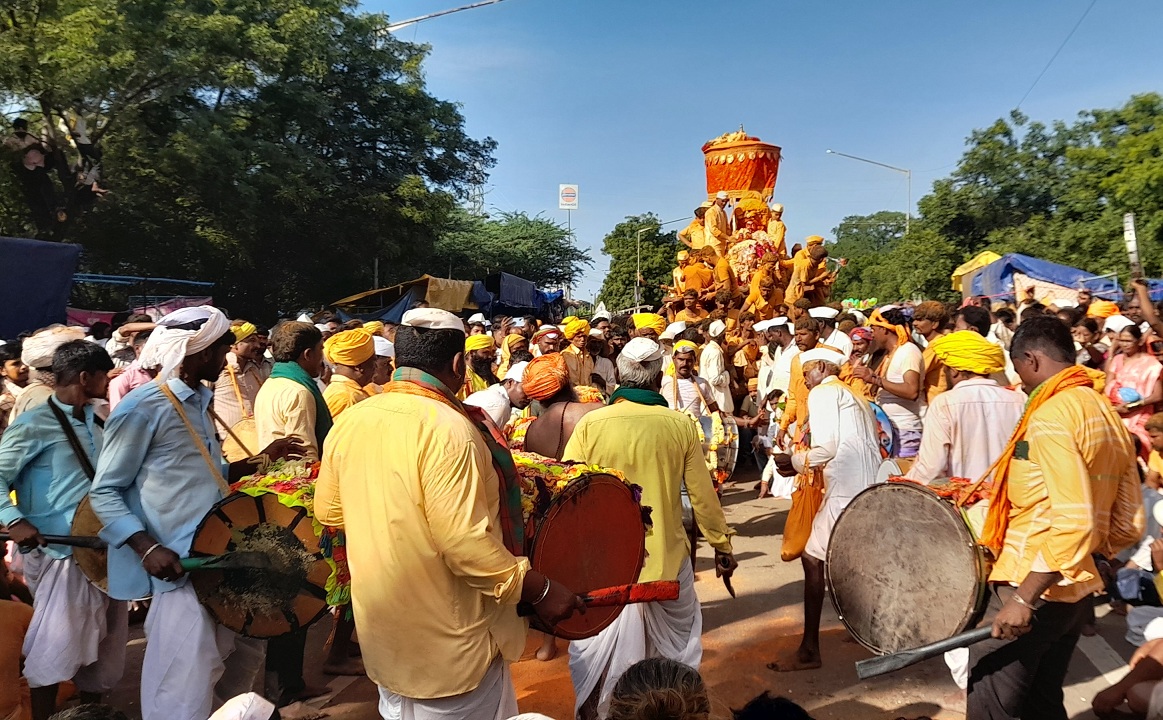  ರಾವುತರಾಯ ಮಲ್ಲಯ್ಯ ಜಾತ್ರೆಯ ದಿನದಂದು ಕಾರಣಿಕರ ಹೇಳಿಕೆ ಕೇಳಲು ನೆರೆದ ಜನ.