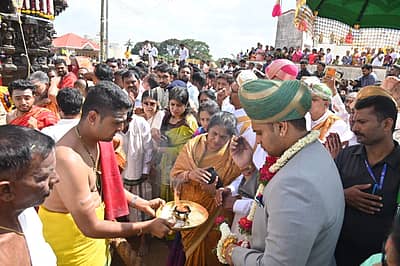 ರಾಜವಂಶಸ್ಥ ಹಾಗೂ ಸಂಸದ ಯದುವೀರ ಕೃಷ್ಣದತ್ತ ಚಾಮರಾಜ ಒಡೆಯರ್‌ ಅವರು ಪೂಜೆ ಸಲ್ಲಿಸಿದ ಬಳಿಕ ಉತ್ಸವ ಮೂರ್ತಿಯನ್ನು ರಥದೊಳಗೆ ಪ್ರತಿಷ್ಠಾಪಿಸಲಾಯಿತು. ಯದುವೀರ ಅವರು ರಥದ ಹಗ್ಗ ಎಳೆದು ರಥೋತ್ಸವಕ್ಕೆ ಚಾಲನೆ ನೀಡಿದರು.