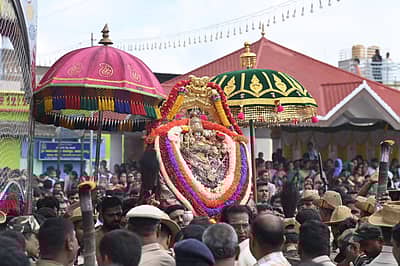 ಸಾವಿರಾರು ಭಕ್ತರು ಒಕ್ಕೊರಲಿನಿಂದ ನಾಡದೇವತೆಗೆ ಜೈಕಾರ ಹೇಳಿ, ಬಾಳೆಹಣ್ಣು, ಜವನ ಎಸೆದು ಪ್ರಾರ್ಥಿಸಿದರು.