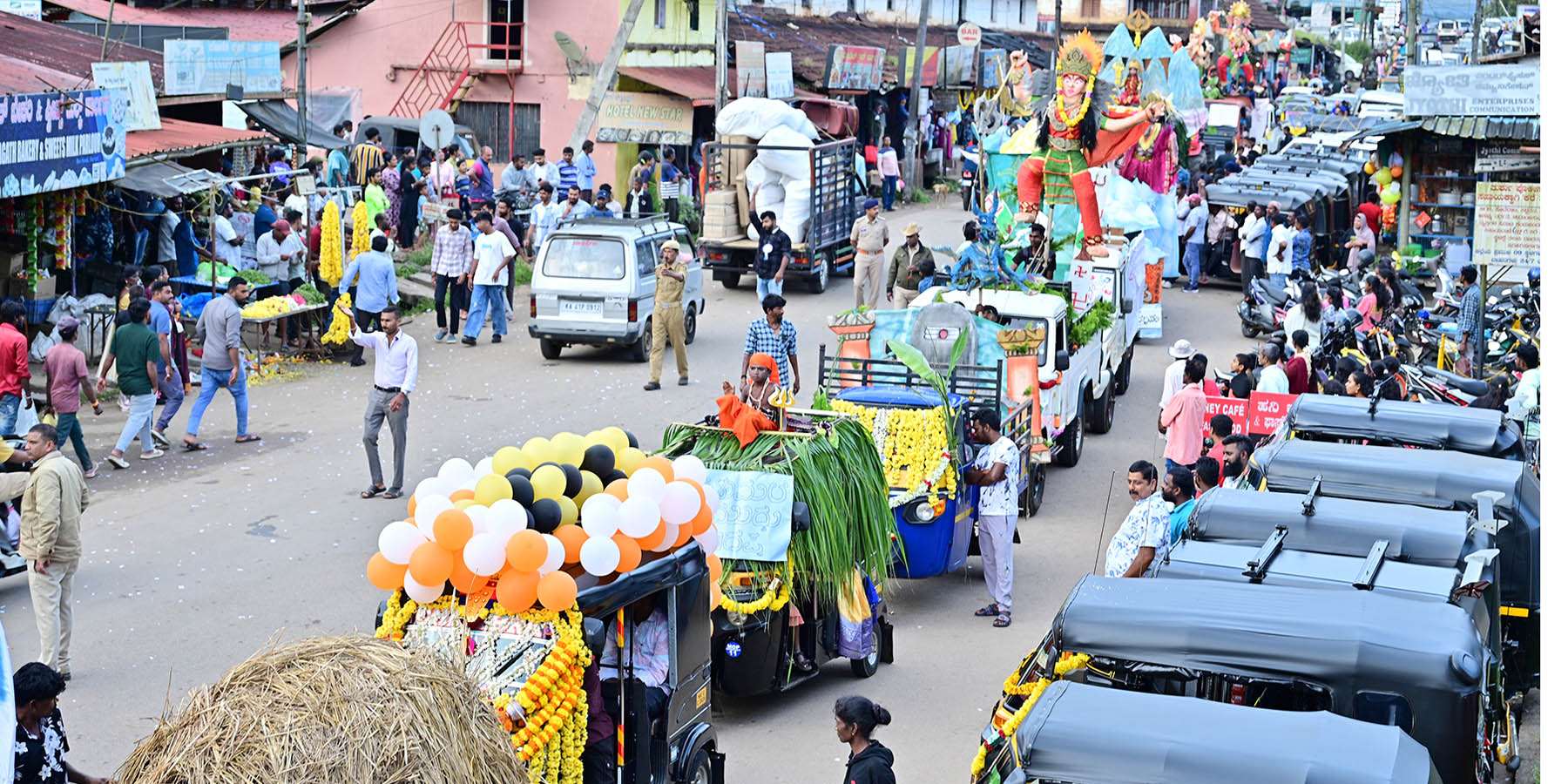 ನಾಪೋಕ್ಲು ಸಮೀಪದ ಮೂರ್ನಾಡು ಪಟ್ಟಣದ ಮುಖ್ಯರಸ್ತೆಯಲ್ಲಿ ವಿಶೇಷವಾಗಿ ಅಲಂಕೃತಗೊಂಡ ವಾಹನಗಳಲ್ಲಿ ಸ್ತಬ್ಧಚಿತ್ರಗಳ ಮೆರವಣಿಗೆ ನಡೆಯಿತು