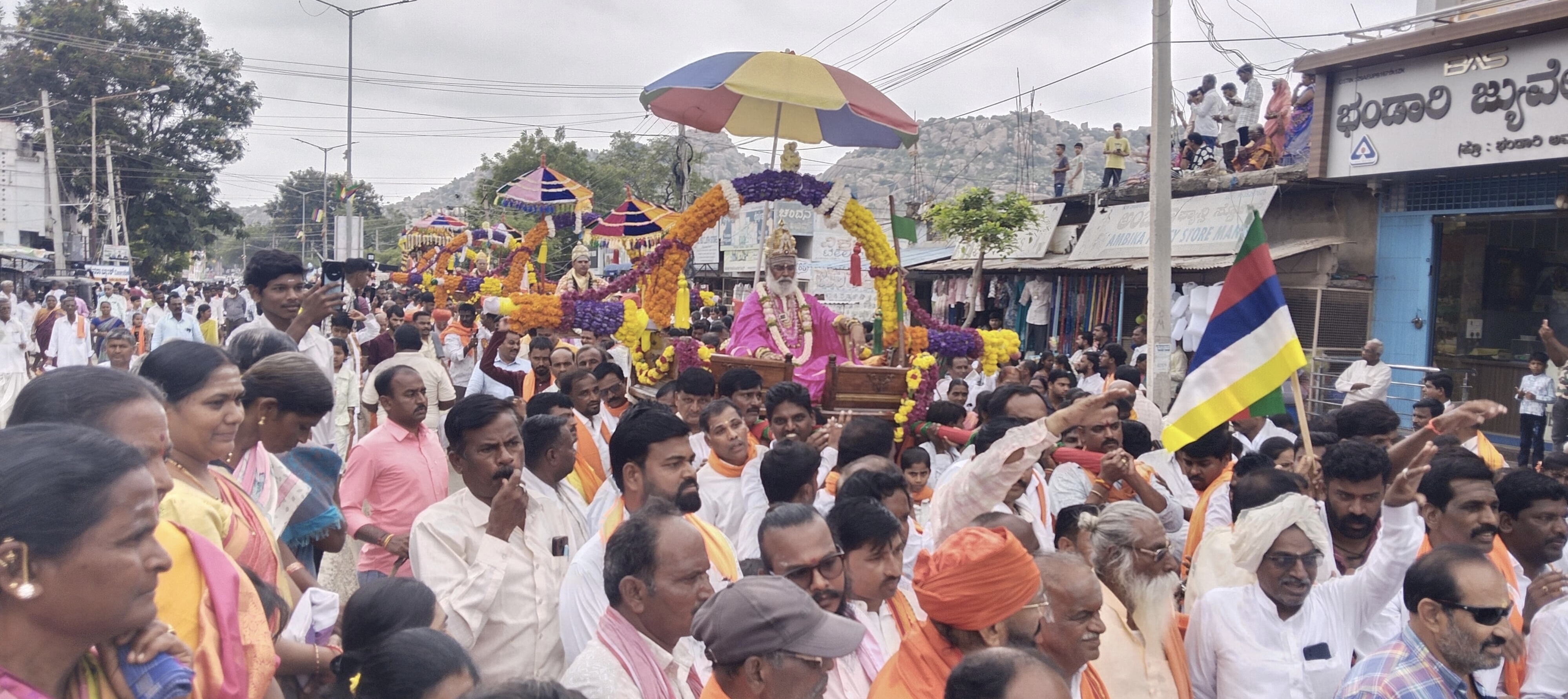 ಮಾನ್ವಿಯಲ್ಲಿ ಸೋಮವಾರ ಕಲ್ಮಠದ ಸುವರ್ಣ ದಸರಾ ಮಹೋತ್ಸವದ ಅಂಗವಾಗಿ ಪಂಚ ಪೀಠಾಧೀಶರ ಅಡ್ಡ ಪಲ್ಲಕ್ಕಿ ಉತ್ಸವ ನಡೆಯಿತು