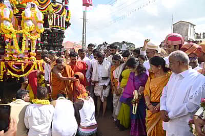 ರಾಜವಂಶಸ್ಥೆ ಪ್ರಮೋದಾ ದೇವಿ ಒಡೆಯರ್, ಯದುವೀರ ಅವರ ಪತ್ನಿ ತ್ರಿಷಿಕಾ ಕುಮಾರಿ, ಶಾಸಕ ಜಿ.ಟಿ.ದೇವೇಗೌಡ ಭಾಗವಹಿಸಿದ್ದರು.