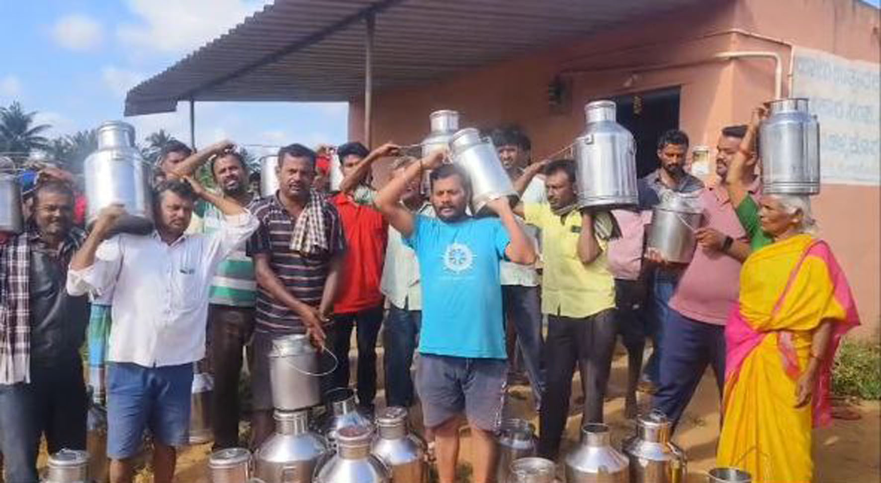 ಕಿಕ್ಕೇರಿ ಹೋಬಳಿಯ ಐಕನಹಳ್ಳಿ ಕೊಪ್ಪಲು ಗ್ರಾಮದಲ್ಲಿ ಹಾಲು ಉತ್ಪಾದಕರು ಡೇರಿ ಕಾರ್ಯದರ್ಶಿ ಅಧ್ಯಕ್ಷೆ ಮನೆ ಮುಂದೆ ಸೋಮವಾರ ಹಾಲು ಸುರಿದು ನ್ಯಾಯಕ್ಕಾಗಿ ಪ್ರತಿಭಟಿಸಿದರು. ಮೂರ್ತಿ ಕಾಂತರಾಜು ನಾಗರಾಜು ಪ್ರದೀಪ್ ಗುಂಡ ಮಂಜಣ್ಣ ಆನಂದ ರವಿ ವೆಂಕಟೇಶ ನಾಗೇಶ್ ಜಯಮ್ಮ ಮತ್ತಿತರರು ಭಾಗವಹಿಸಿದ್ದರು
