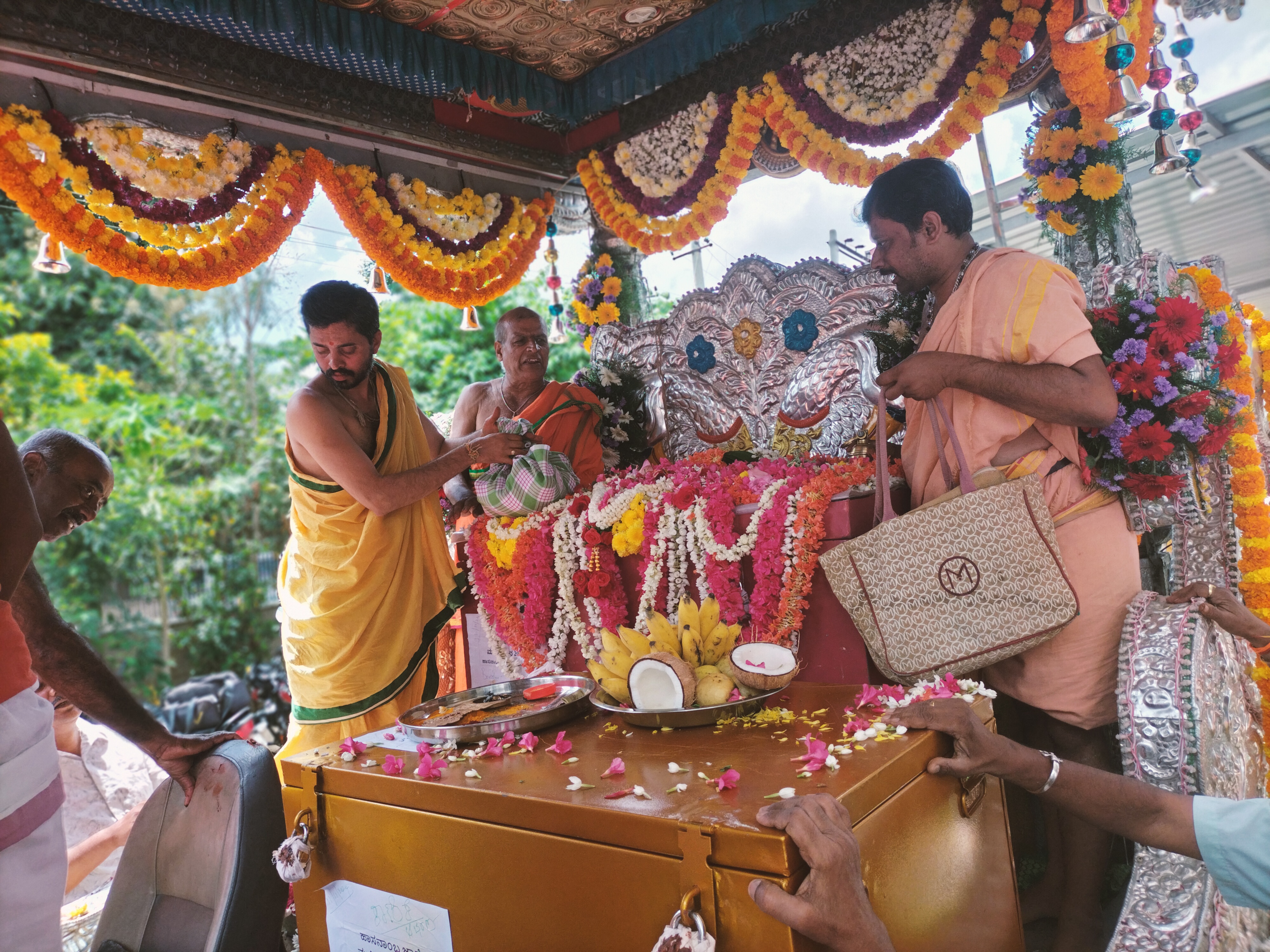 ಹಾಸನಾಂಬ ದೇವಿಯ ಆಭರಣಗಳನ್ನು ಮೆರವಣಿಗೆ ಮೂಲಕ ದೇಗುಲಕ್ಕೆ ತರಲಾಯಿತು