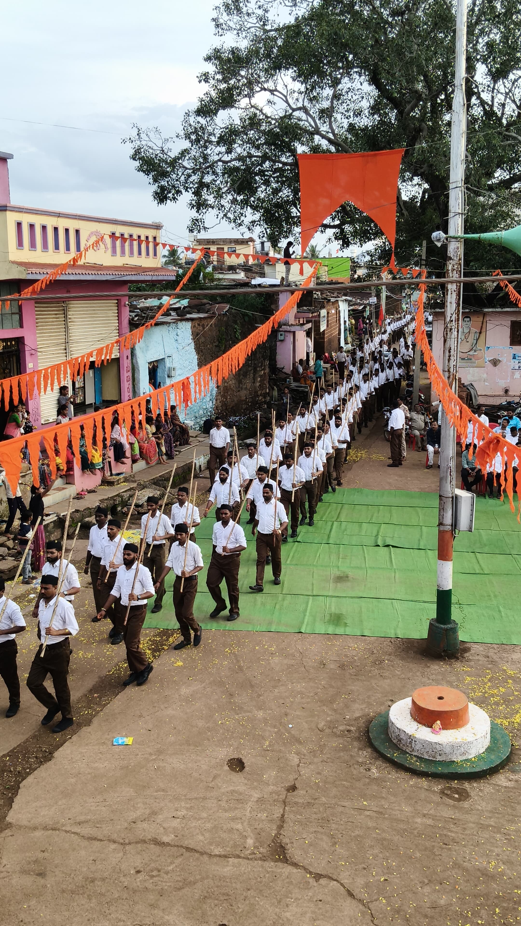 ಭಾಲ್ಕಿ ತಾಲ್ಲೂಕಿನ ಖಟಕ ಚಿಂಚೋಳಿ ಗ್ರಾಮದಲ್ಲಿ ರಾಷ್ಟ್ರೀಯ ಸ್ವಯಂ ಸೇವಕ ಸಂಘದ ಶತಮಾನೋತ್ಸವ ವಿಜಯ ದಶಮಿ ಉತ್ಸವ ನಿಮಿತ್ತ ಸ್ವಯಂ ಸೇವಕರಿಂದ ಗ್ರಾಮದ ಪ್ರಮುಖ ಬೀದಿಗಳಲ್ಲಿ ಪಥಸಂಚಲನ ನಡೆಯಿತು
