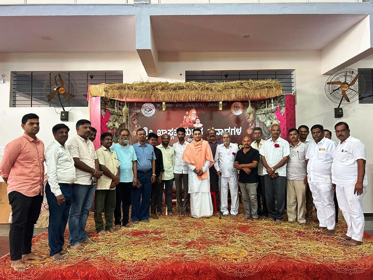 ತಾಳಿಕೋಟೆ:ಖಾಸ್ಗತೇಶ್ವರ ಸಭಾಭವನದಲ್ಲಿ ದೃಶ್ಯಬಿಂಬ ಕಲಾ ಪ್ರತಿಷ್ಠಾನ ವಿಜಯಪುರದ  ವತಿಯಿಂದ  ಆಯೋಜಿಸಿರುವ ತಾಳಿಕೋಟೆ ಪಟ್ಟಣದ ಖಾಸ್ಗತ ಮಠದ ಪವಾಡಗಳ ಆಧಾರಿತ ರಾಜ್ಯಮಟ್ಟದ ಚಿತ್ರಕಲಾ ಶಿಬಿರದಲ್ಲಿ ಪಾಲ್ಗೊಂಡಿದ್ದ ಕಲಾವಿದರನ್ನು ದಾನಿಗಳನ್ನು    ಖಾಸ್ಗತೇಶ್ವರಮಠದ ಪೀಠಾಧಿಪತಿ  ಸಿದ್ಧಲಿಂಗದೇವರು  ಸೋಮವಾರ ಸ್ವಾಗತಿಸಿದರು.