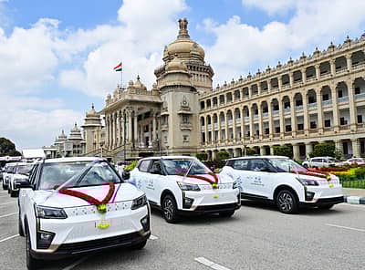 ಪರಿಸರ ಸ್ನೇಹಿ ವಾಹನಗಳಿಗೆ ಮುಖ್ಯಮಂತ್ರಿ ಸಿದ್ದರಾಮಯ್ಯ ಅವರು ಇಂದು (ಸೋಮವಾರ) ವಿಧಾನಸೌಧದ ಮುಂಭಾಗದಲ್ಲಿ ಚಾಲನೆ ನೀಡಿದರು.