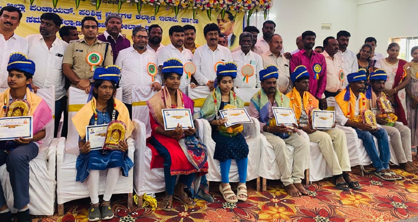 ವಾಲ್ಮೀಕಿ ಜಯಂತಿ ವೇದಿಕೆ ಕಾರ್ಯಕ್ರಮದಲ್ಲಿ ಜನಪ್ರತಿನಿಧಿಗಳು ಅಧಿಕಾರಿಗಳು ಹಾಗೂ ಮುಖಂಡರು ಶಾಸಕ ಕೊತ್ತೂರು ಮಂಜುನಾಥ್‌ ನೇತೃತ್ವದಲ್ಲಿ ಸಮುದಾಯದ ವಿದ್ಯಾರ್ಥಿಗಳನ್ನು ಸತ್ಕರಿಸಿದರು