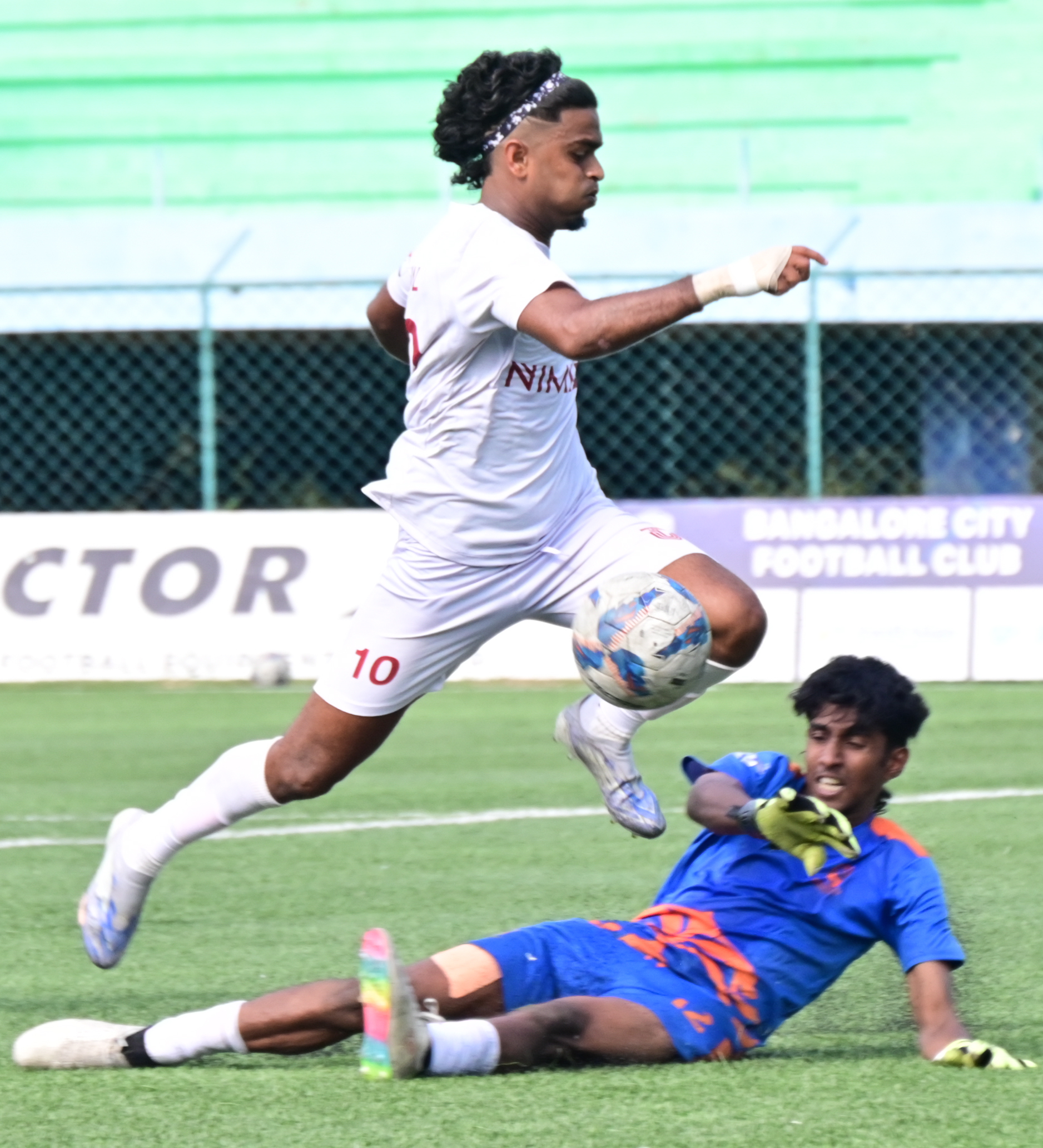 ಬೆಂಗಳೂರು ಸಿಟಿ ಎಫ್‌ಸಿ ಎದುರಿನ ಪಂದ್ಯದಲ್ಲಿ ಎಫ್‌ಸಿ ಬೆಂಗಳೂರು ಯುನೈಟೆಡ್‌ ತಂಡದ ಎಂ.ನಿಖಿಲ್‌ರಾಜ್‌ ಅವರು ಗೋಲು ಹೊಡೆಯಲು ಯತ್ನಿಸಿದ್ದು ಹೀಗೆ –ಪ್ರಜಾವಾಣಿ ಚಿತ್ರ: ಬಿ.ಕೆ.ಜನಾರ್ದನ