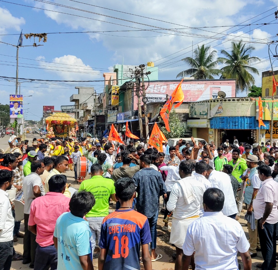ಫೋಟೋ 02ಸುದ್ದಿ01: ಗುಬ್ಬಿ ಪಟ್ಟಣದಲ್ಲಿ ವಾಲ್ಮೀಕಿ ಜಯಂತಿ ಅಂಗವಾಗಿ ವಾಲ್ಮೀಕಿ ಮಹರ್ಷಿ ಭಾವಚಿತ್ರವನ್ನು ಮೆರವಣಿಗೆ ಮಾಡಲಾಯಿತು.