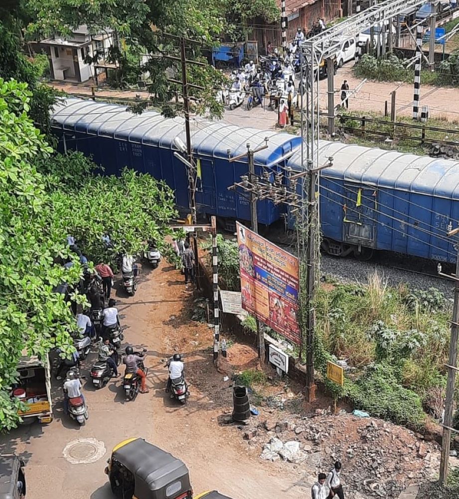 ಹೊಯ್ಗೆಬಜಾರ್ ರೈಲ್ವೆ ಗೇಟ್‌ನ ಎರಡೂ ಕಡೆಗಳಲ್ಲಿ ವಾಹನಗಳು ನಿಂತಿರುವುದು
