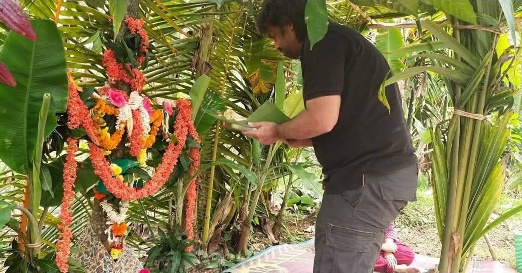 ಸೊರಬ ತಾಲ್ಲೂಕಿನ ಕುಬಟೂರಿನ ತಮ್ಮ ತೋಟದಲ್ಲಿ ಜಿಲ್ಲಾ ಉಸ್ತುವಾರಿ ಸಚಿವ ಮಧು ಬಂಗಾರಪ್ಪ ಮಂಗಳವಾರ ಭೂಮಿಹುಣ್ಣಿಮೆ ಪೂಜೆ ನೆರವೇರಿಸಿದರು