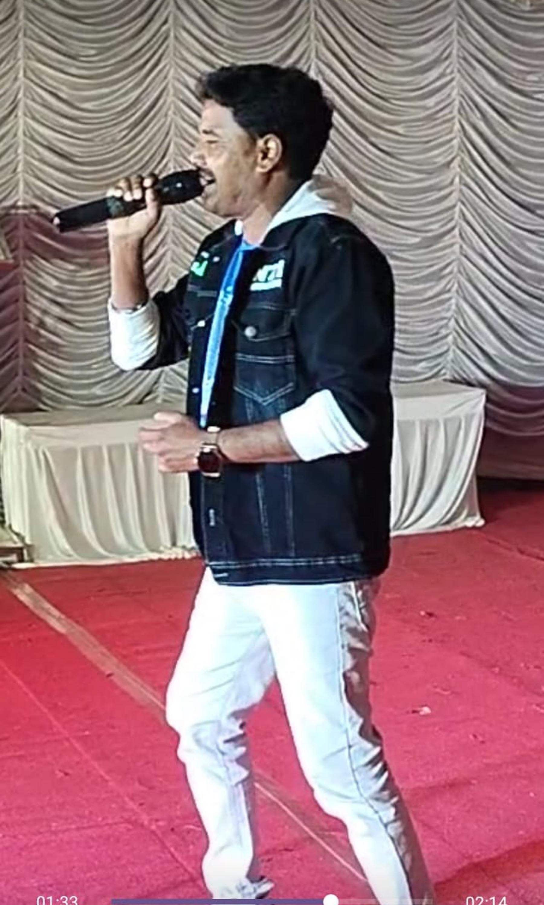 ಸಾಂಸ್ಕೃತಿಕ ಕಾರ್ಯಕ್ರಮದಲ್ಲಿ ಹಾಡುವ ಮಲ್ಲೆಶ್
