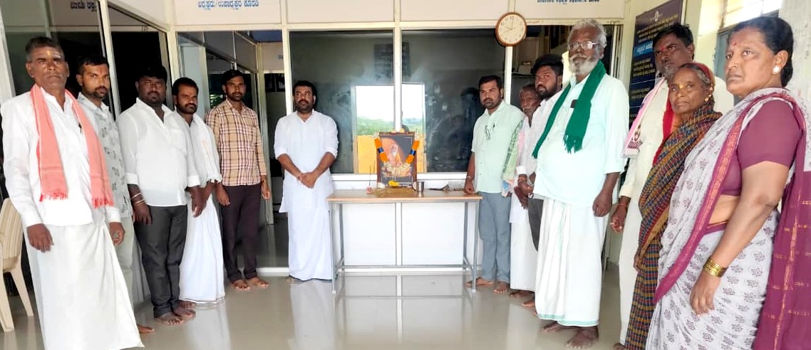 ಕಾರಟಗಿ ತಾಲ್ಲೂಕಿನ ಹುಳ್ಕಿಹಾಳ ಗ್ರಾ.ಪಂ.ಕಚೇರಿಯಲ್ಲಿ ವಾಲ್ಮೀಕಿ ಮಹರ್ಷಿ ಜಯಂತಿ ಆಚರಿಸಲಾಯಿತು 