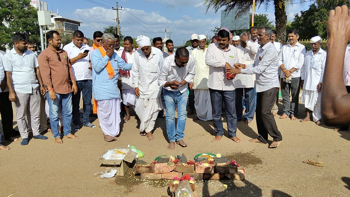 ಪ್ರತಿಭಟನೆ; ರಸ್ತೆಯಲ್ಲೇ ಸೀಗೆ ಹುಣ್ಣಿಮೆ ಆಚರಣೆ