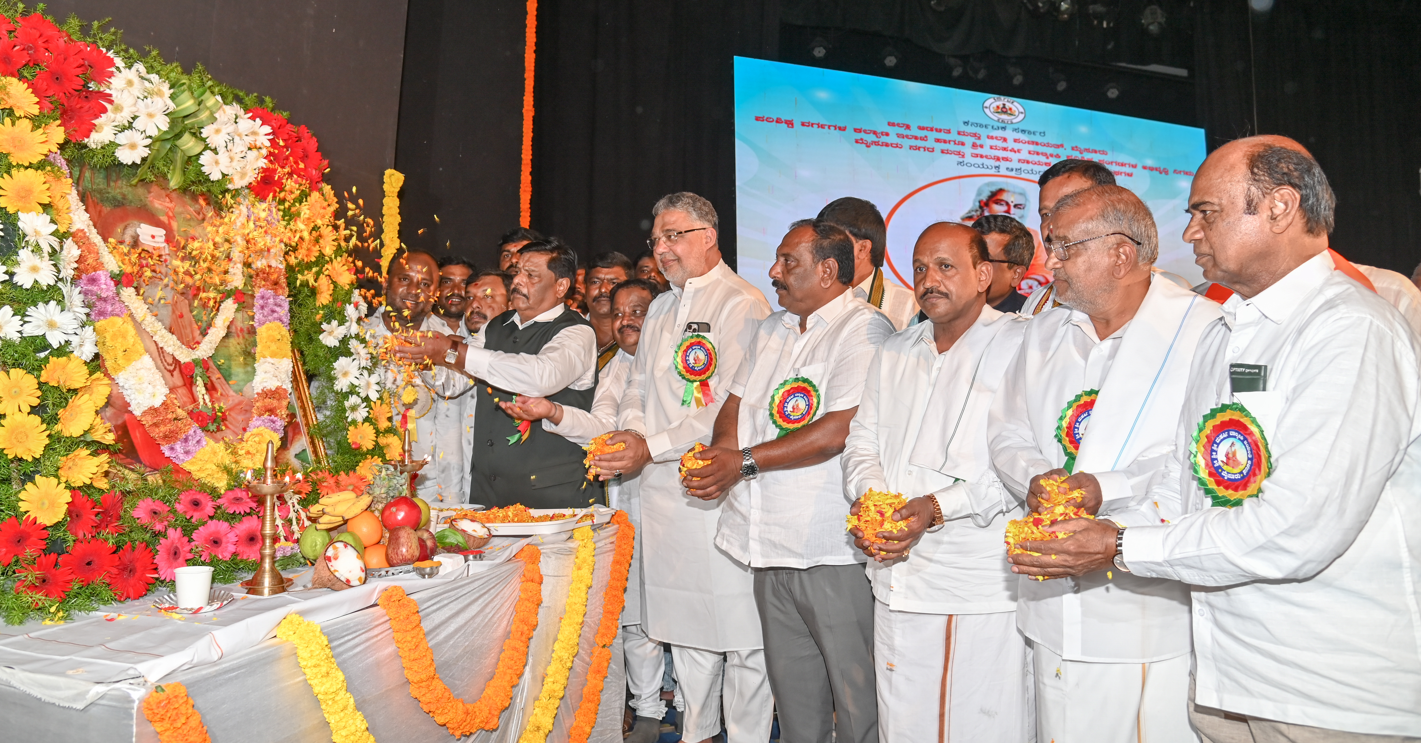 ಕಲಾಮಂದಿರದಲ್ಲಿ ನಡೆದ ಕಾರ್ಯಕ್ರಮದಲ್ಲಿ ಮಹರ್ಷಿ ವಾಲ್ಮೀಕಿ ಭಾವಚಿತ್ರಕ್ಕೆ ಸಚಿವ ಡಾ. ಎಚ್‌.ಸಿ. ಮಹದೇವಪ್ಪ ಪುಷ್ಪನಮನ ಸಲ್ಲಿಸಿದರು. ತನ್ವೀರ್‌ ಸೇಠ್‌ ಕೆ. ಹರೀಶ್‌ ಗೌಡ ಸಿ.ಎನ್. ಮಂಜೇಗೌಡ ಜಿ.ಟಿ. ದೇವೇಗೌಡ ಡಾ. ಡಿ. ತಿಮ್ಮಯ್ಯ ಜೊತೆಗಿದ್ದರು ಪ್ರಜಾವಾಣಿ ಚಿತ್ರ
