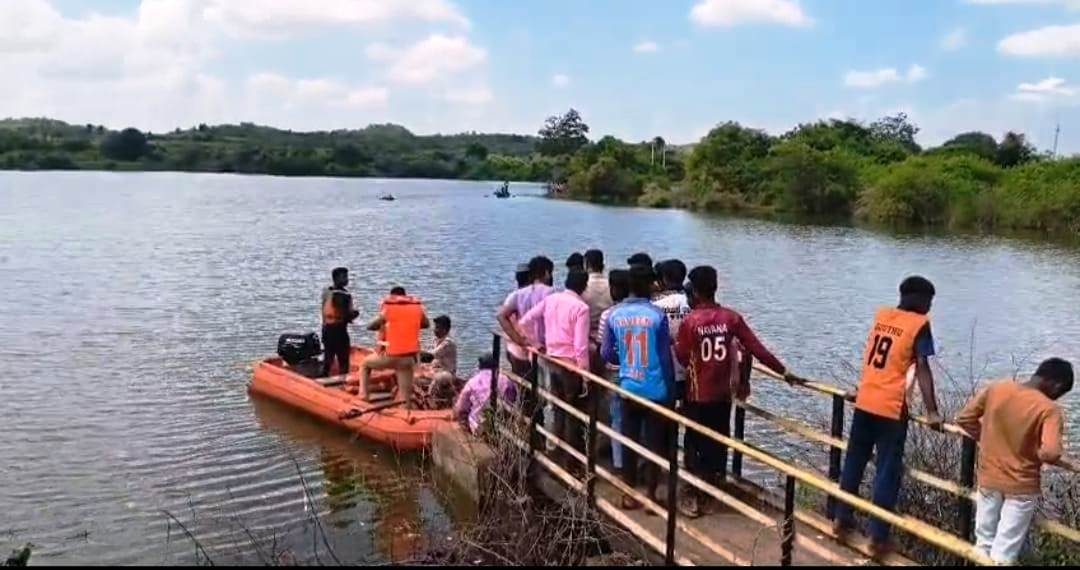 ಸಂಡೂರು ತಾಲ್ಲೂಕಿನ ಯಶವಂತನಗರ ಗ್ರಾಮದ ಹೊರವಲಯದ ರಾಘಾಪುರ ಕೆರೆಯಲ್ಲಿ ಸೋಮವಾರ ಬಾಲಕನು ಕಾಣೆಯಾಗಿದ್ದರಿಂದ ಅಗ್ನಿಶಾಮಕ ಸಿಬ್ಬಂದಿ ಬೋಟ್ ಮೂಲಕ ಶೋಧನಾ ಕಾರ್ಯ ನಡೆಸಿದ್ದಾರೆ
