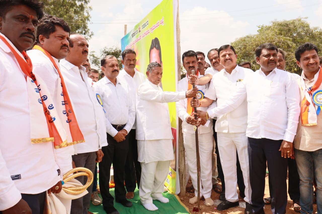 ವಾಲ್ಮೀಕಿ ಭವನಕ್ಕೆ ಸಂಬಂಧಿಸಿದಂತೆ ₹1.91 ಕೋಟಿ ವೆಚ್ಚದ ವಿವಿಧ ಕಾಮಗಾರಿಗಳಿಗೆ ಸಚಿವರು ಚಾಲನೆ ನೀಡಿದರು.