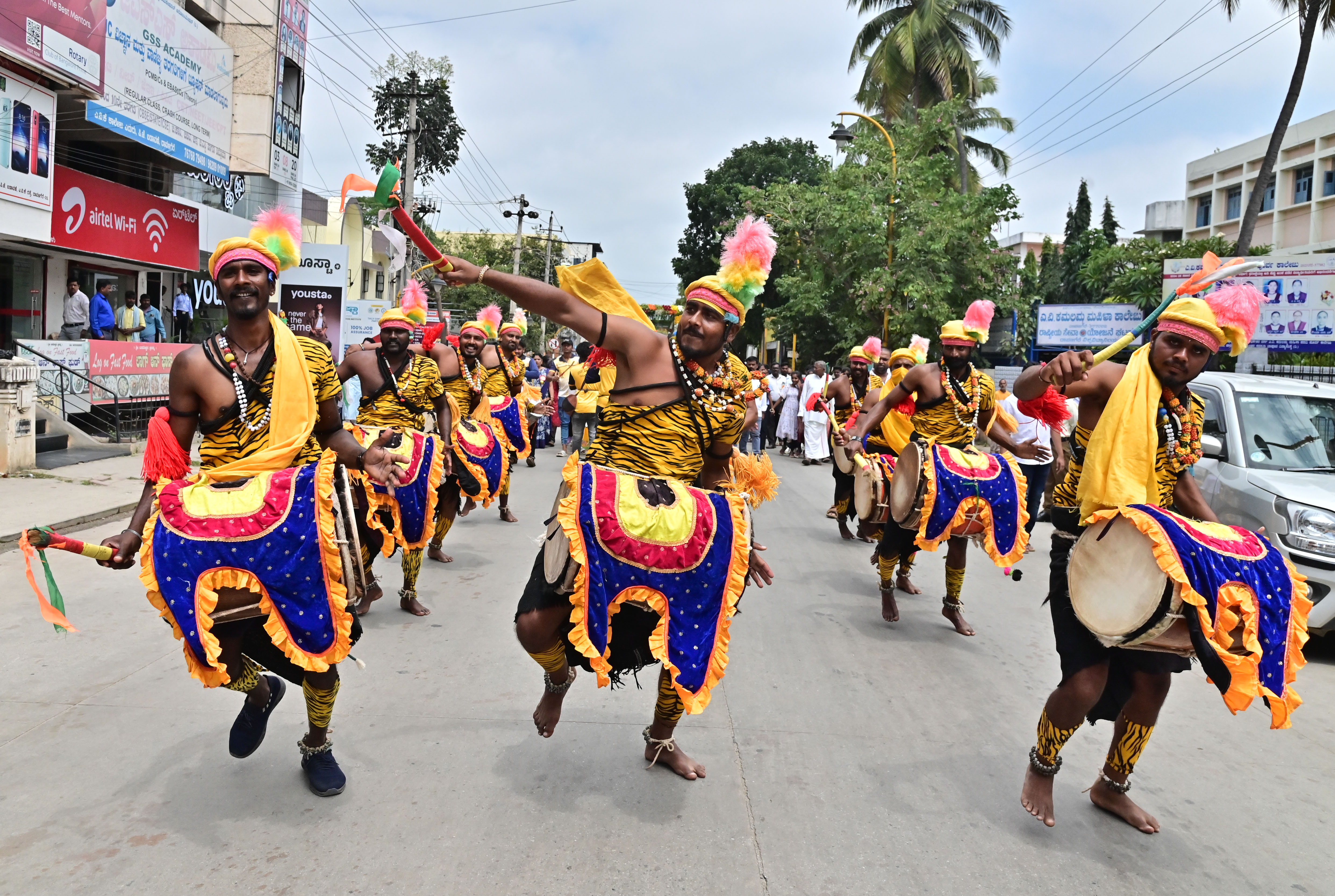 ವಾಲ್ಮೀಕಿ ಜಯಂತಿ ಅಂಗವಾಗಿ ನಡೆದ ಮೆರವಣಿಗೆಯಲ್ಲಿ ಡೊಳ್ಳು ಕುಣಿತ ಕಲಾವಿದರು ಗಮನ ಸೆಳೆದರು