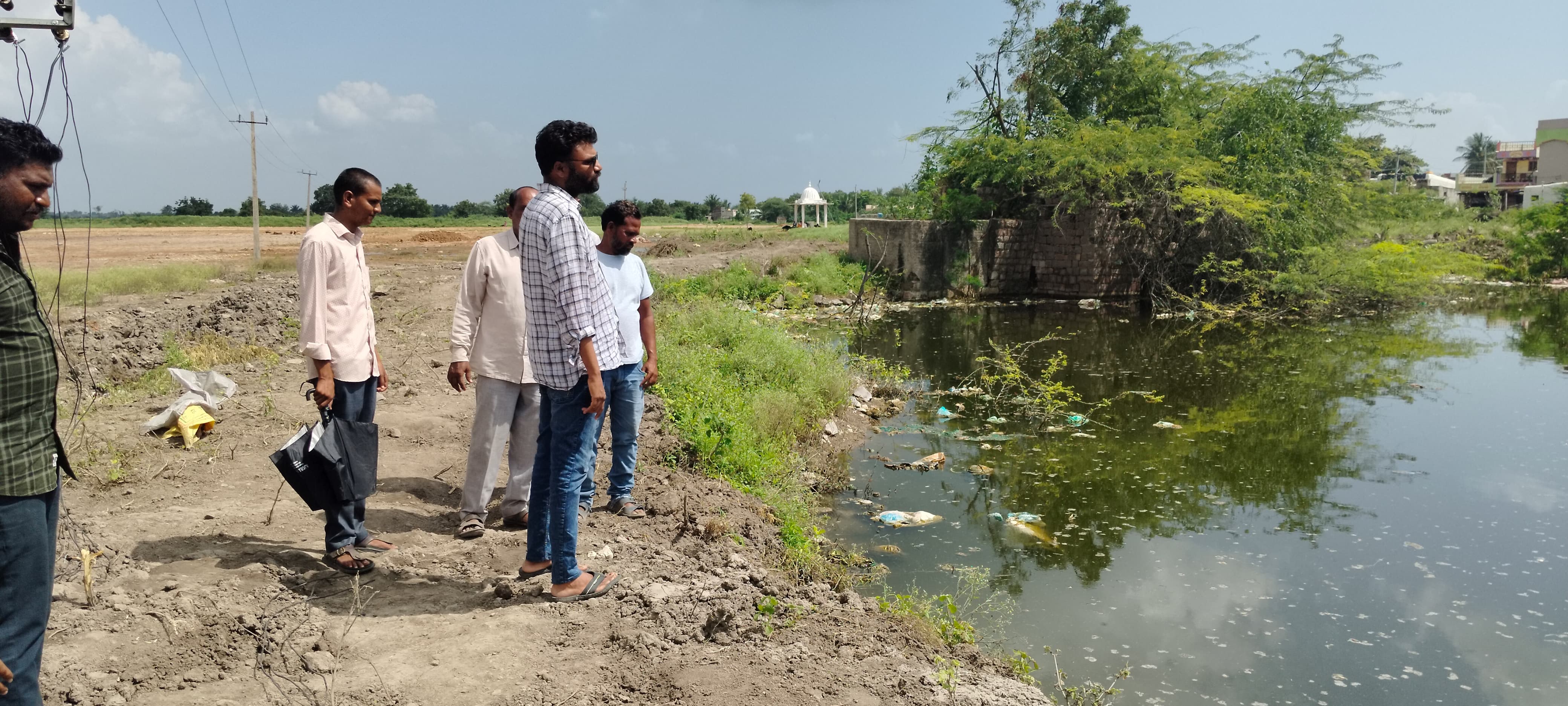 ನಾಲತವಾಡ ಪಟ್ಟಣದ ಖಾನಬಾವಿಯಲ್ಲಿ ಮೊಸಳೆ ಸೆರೆಗೆ ನೀರು ಖಾಲಿ ಮಾಡಲು ಮೋಟರ್ ಅಳವಡಿಸುವ ಯೋಜನೆ ರೂಪಿಸುತ್ತಿರುವ ಪಟ್ಟಣ ಪಂಚಾಯಿತಿ ಸದಸ್ಯ ಪೃಥ್ವಿರಾಜ್ ನಾಡಗೌಡ