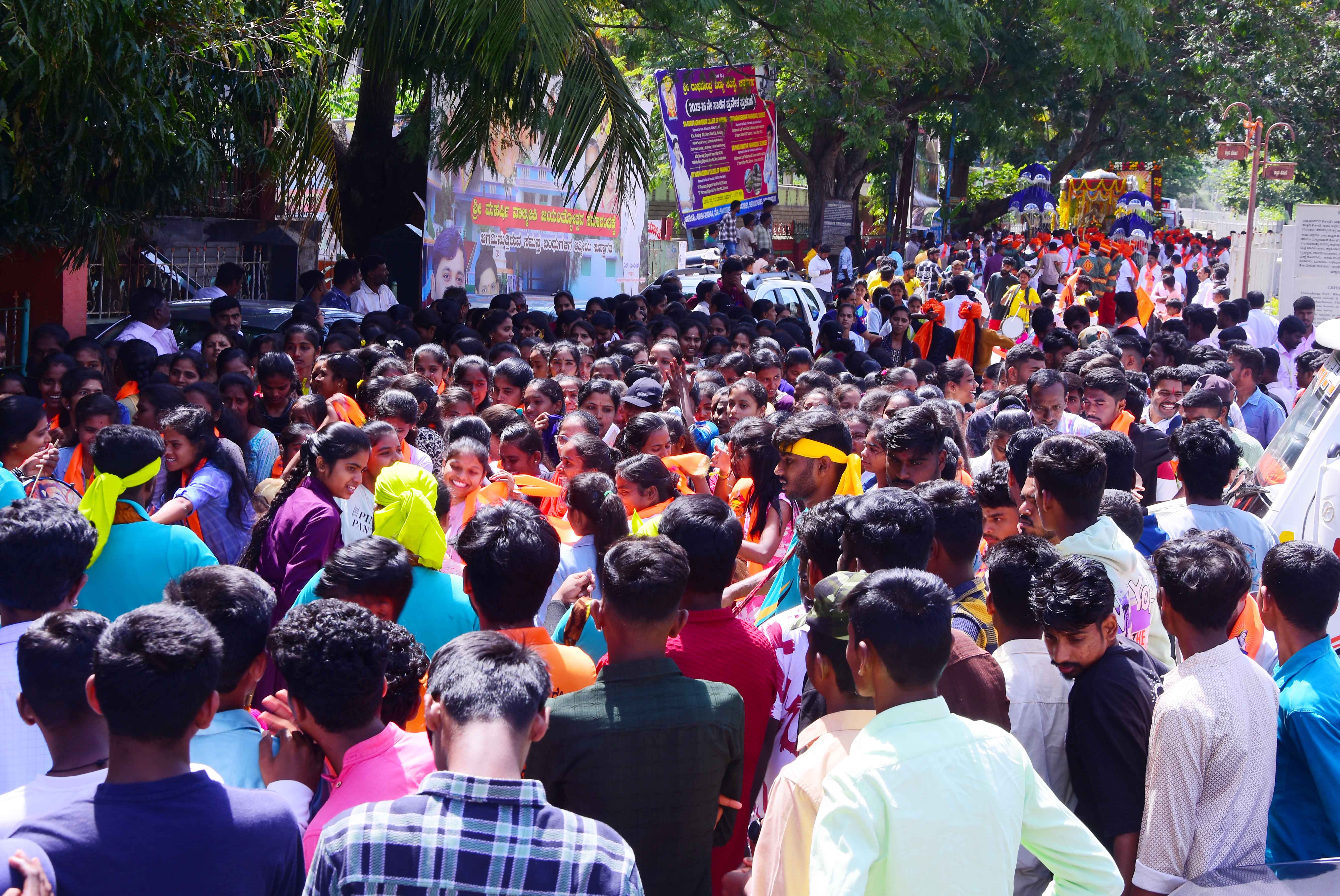 ವಾಲ್ಮೀಕಿ ಭಾವಚಿತ್ರದ ಮೆರವಣಿಗೆಯಲ್ಲಿ ಸಾರ್ವಜನಿಕರು ವಿದ್ಯಾರ್ಥಿಗಳು ಪಾಲ್ಗೊಂಡಿದ್ದರು