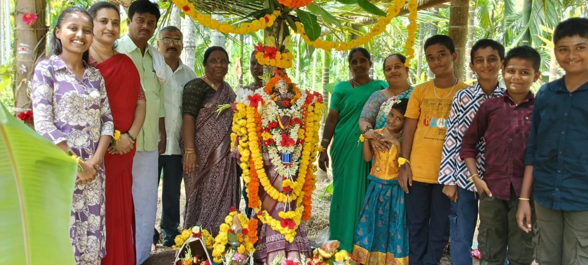 ಶಿವಮೊಗ್ಗ ತಾಲ್ಲೂಕಿನ ಹಾಡೋನಹಳ್ಳಿಯ ಜಗದೀಶ್ ಅವರ ತೋಟದಲ್ಲಿ ಭೂಮಿ ಹುಣ್ಣಿಮೆ ಪೂಜೆಯ ನೋಟ