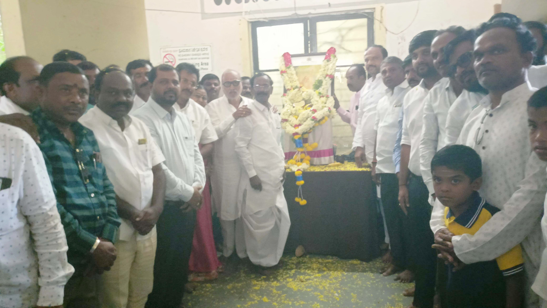 ಸಿಂಧನೂರಿನ ಮಿನಿವಿಧಾನಸೌಧ ಕಚೇರಿಯಲ್ಲಿ ತಾಲ್ಲೂಕಾಡಳಿತ ವತಿಯಿಂದ ಮಂಗಳವಾರ ಮಹರ್ಷಿ ವಾಲ್ಮೀಕಿ ಜಯಂತಿಯನ್ನು ಅವರ ಭಾವಚಿತ್ರಕ್ಕೆ ಪೂಜೆ ಸಲ್ಲಿಸಿ ಆಚರಿಸಲಾಯಿತು