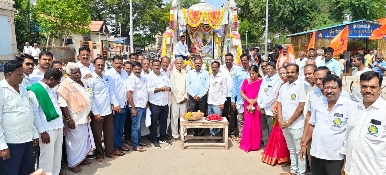 ತಿ. ನರಸೀಪುರ‌ ಪಟ್ಟಣದ ಗುಂಜಾನರಸಿಂಹಸ್ವಾಮಿ ದೇವಾಲಯ ದ ಮುಂಭಾಗದಲ್ಲಿ ವಾಲ್ಮೀಕಿ ಜಯಂತೋತ್ಸವ ಮೆರವಣಿಗೆಗೆ ತಹಶೀಲ್ದಾರ್ ಸುರೇಶ ಆಚಾರ್ ಮಂಗಳವಾರ ಚಾಲನೆ ನೀಡಿದರು. ಈ ವೇಳೆ ನಾಯಕ ಸಂಘಟನೆಗಳ ಪ್ರಮುಖರು ಸೇರಿದಂತೆವಿವಿಧ ಸಮಾಜದ ಮುಖಂಡರು ಅಧಿಕಾರ