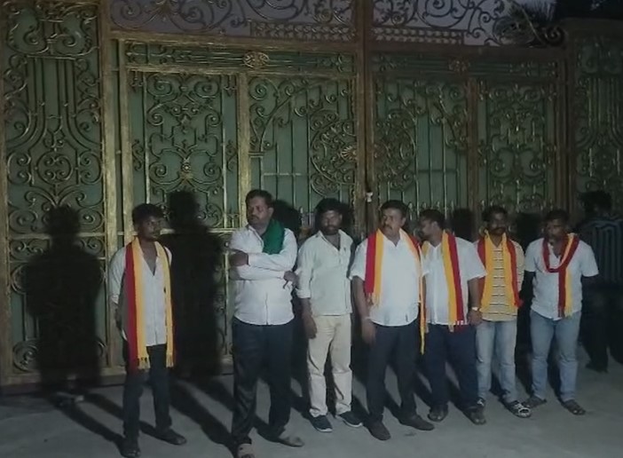 ಜಾಲಿವುಡ್ ಪಾರ್ಕ್ ಎದುರು ಜಮಾಯಿಸಿದ್ದ ಕನ್ನಡಪರ ಸಂಘಟನೆಗಳ ಕಾರ್ಯಕರ್ತರು