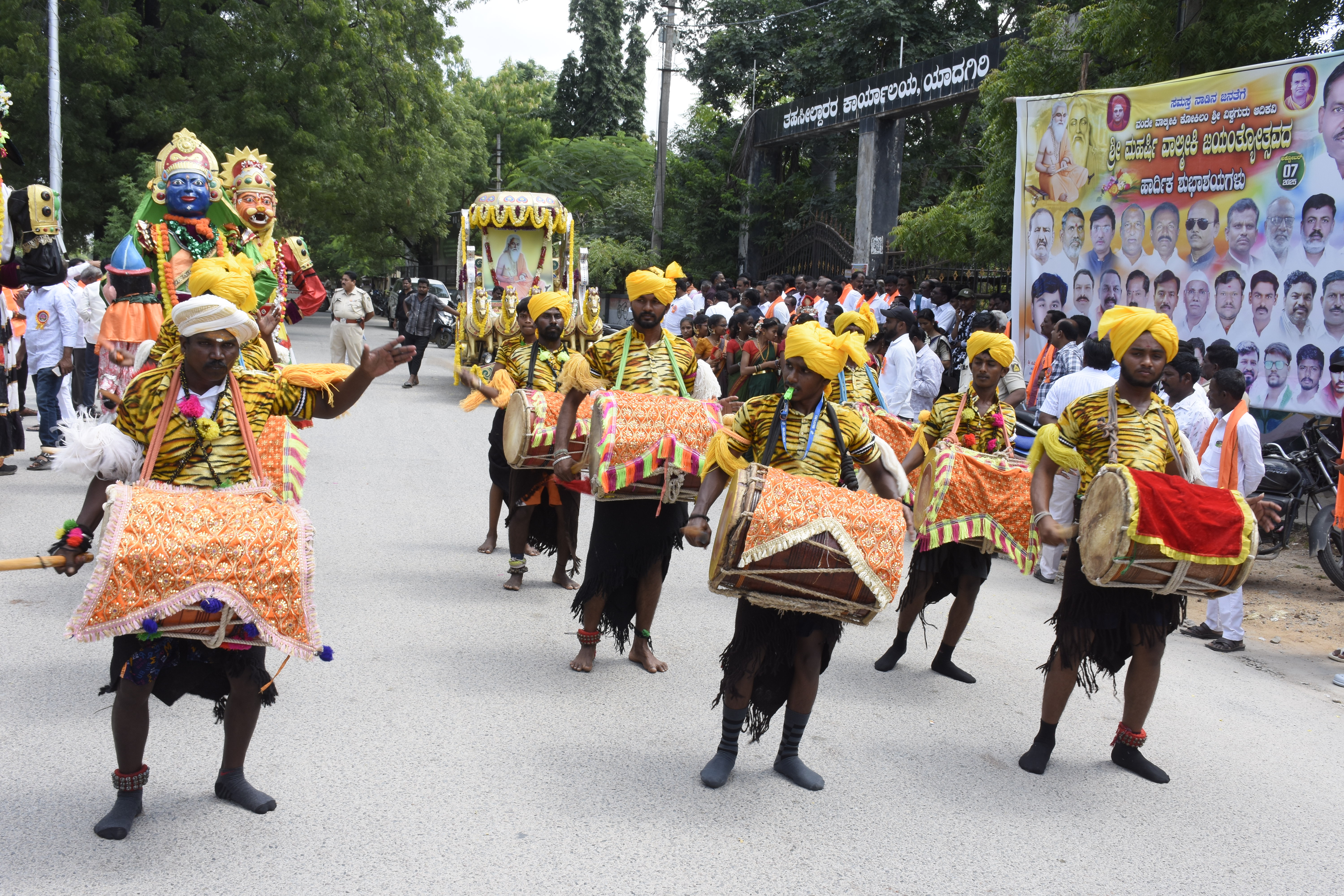 ಯಾದಗಿರಿಯಲ್ಲಿ ಮಂಗಳವಾರ ಮಹರ್ಷಿ ವಾಲ್ಮೀಕಿ ಜಯಂತಿ ಅಂಗವಾಗಿ ನಡೆದ ಮೆರವಣಿಗೆಯಲ್ಲಿ ಪ್ರದರ್ಶನ ನೀಡಿದ  ಡೊಳ್ಳು ಕಲಾವಿದರು 