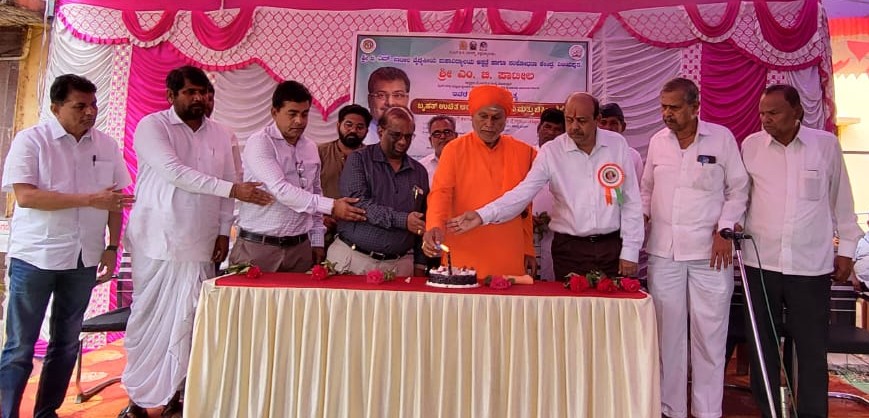 ಬಸವನ ಬಾಗೇವಾಡಿ ತಾಲ್ಲೂಕಿನ ಉಕ್ಕಲಿಯಲ್ಲಿ ಸಚಿವ ಎಂ. ಬಿ. ಪಾಟೀಲ ಅವರ ಜನ್ಮದಿನದ ಅಂಗವಾಗಿ ನಡೆದ ಉಚಿತ ಆರೋಗ್ಯ ತಪಾಸಣೆ ಮತ್ತು ಚಿಕಿತ್ಸಾ ಶಿಬಿರವನ್ನು ಗ್ರಾಮದ ಪಿ.ಕೆ.ಪಿ.ಎಸ್ ಅಧ್ಯಕ್ಷ ಎ. ಎಂ. ಪಾಟೀಲ ಅವರು ಕೆಕ್ ಕಟ್ ಮಾಡುವ ಮೂಲಕ ಉದ್ಘಾಟಿಸಿದರು 