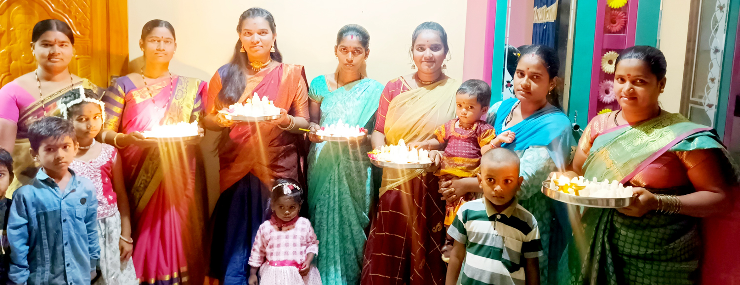 ನರೇಗಲ್‌ ಪಟ್ಟಣದ 3ನೇ ವಾರ್ಡಿನ ಆಶ್ರಯ ಕಾಲೋನಿಯಲ್ಲಿ ಶೀಗಿ ಹುಣ್ಣಿಮೆ ಅಂಗವಾಗಿ ದೇವರಿಗೆ ಸಕ್ಕರೆ ಆರತಿಗಳನ್ನು ಬೆಳಗಳು ಹೊರಟ ಯುವತಿಯರು