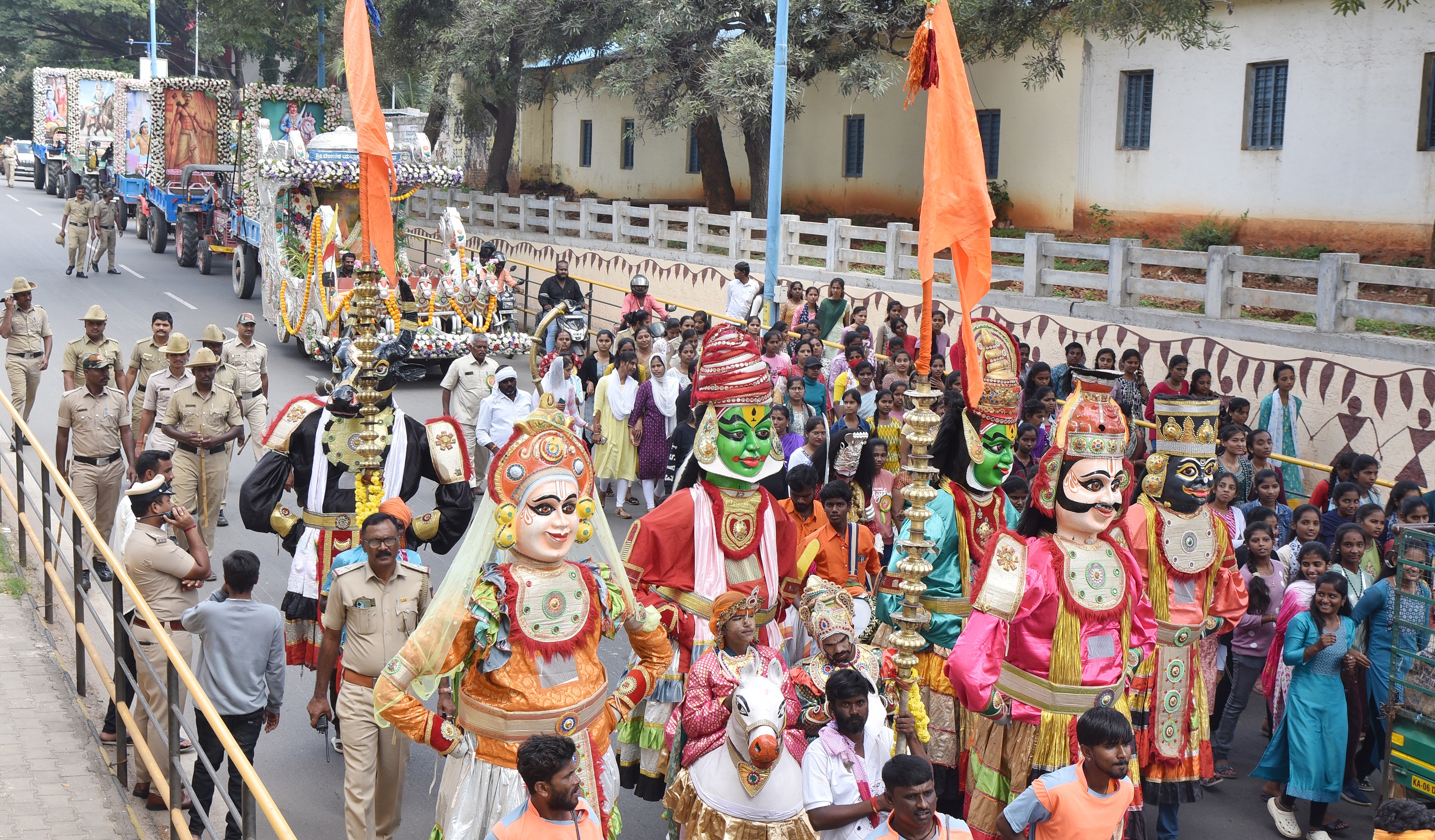 ತುಮಕೂರಿನಲ್ಲಿ ಮಂಗಳವಾರ ವಾಲ್ಮೀಕಿ ಜಯಂತಿ ಪ್ರಯುಕ್ತ ಮೆರವಣಿಗೆ ನಡೆಯಿತು
