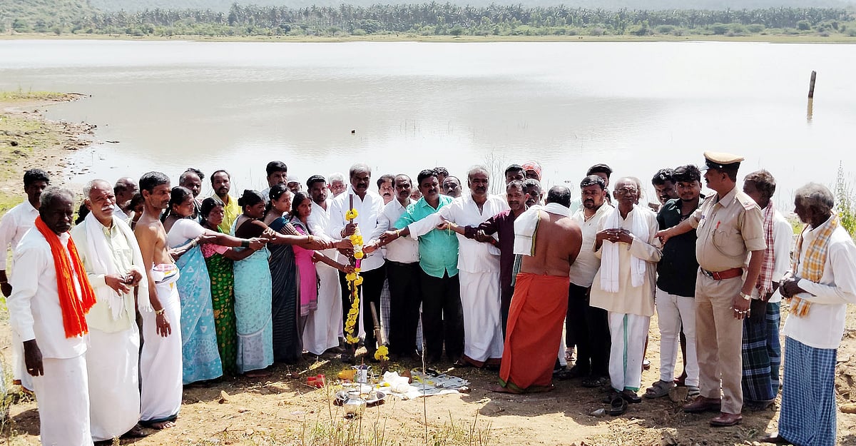ಹೊಳಲ್ಕೆರೆ| ₹1 ಕೋಟಿ ವೆಚ್ಚದಲ್ಲಿ ಲೋಕದೊಳಲು ಕೆರೆ ಅಭಿವೃದ್ಧಿಗೆ ಭೂಮಿಪೂಜೆ