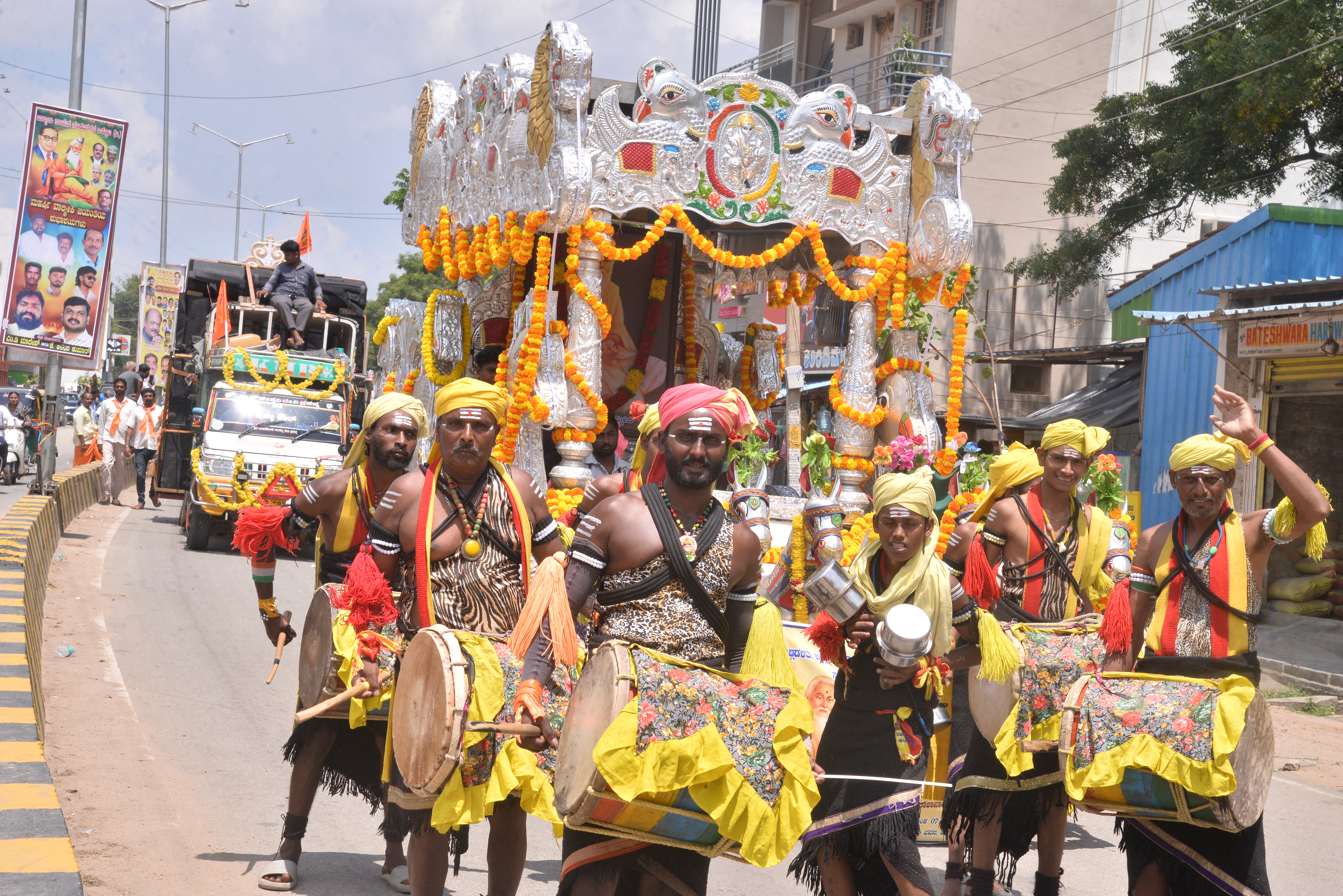ಸ್ತಬ್ಧಚಿತ್ರಗಳ ಮೆರವಣಿಗೆಗೆ ಮೆರುಗು ತುಂಬಿದ ಕಲಾವಿದರು