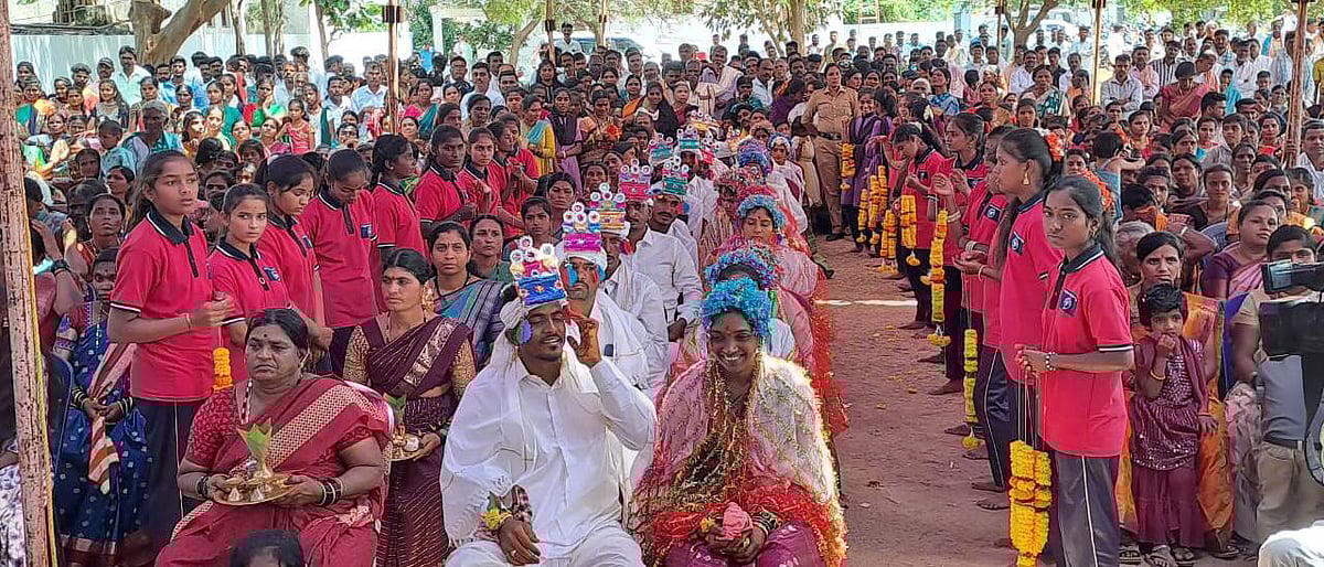 ಹಗರಿಬೊಮ್ಮನಹಳ್ಳಿ:  ದಾಂಪತ್ಯ ಜೀವನಕ್ಕೆ ಕಾಲಿಟ್ಟ 13 ಜೋಡಿ